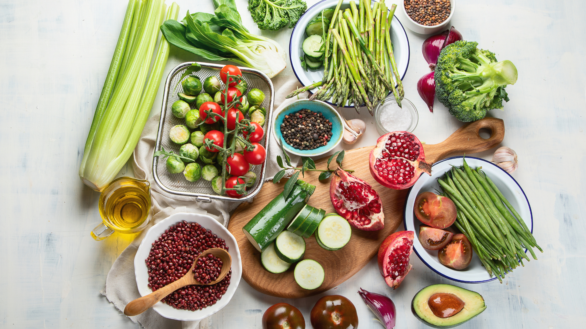 Produkte zum vegan werden, lauter Gemüse und pflanzliche Lebensmittel, von oben fotografiert 